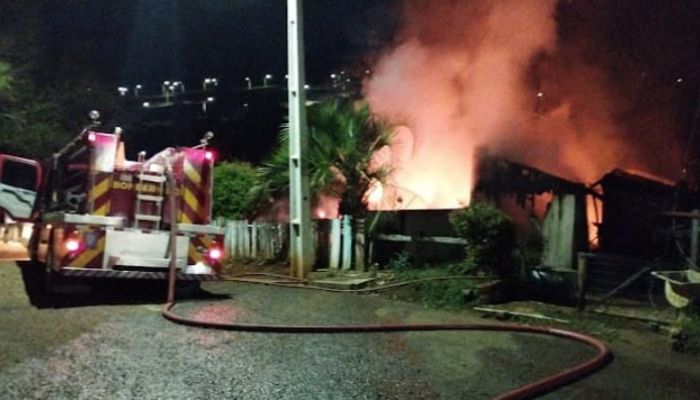 Laranjeiras - Casa é totalmente destruída por incêndio